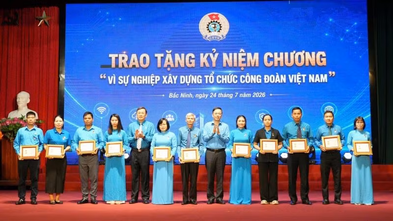 Trao tặng Kỷ niệm chương "Vì sự nghiệp xây dựng tổ chức Công đoàn Việt Nam" cho các cá nhân tại hội nghị.