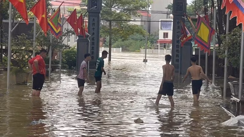 Nước lũ từ sông Cầu tràn vào sân đình Vân Hà. (Ảnh: ĐG)