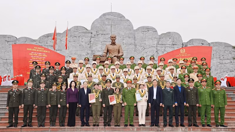 Các đại biểu và những tấm gương tiêu biểu trong lực lượng Công an và bảo vệ an ninh trật tự ở cơ sở chụp ảnh lưu niệm.
