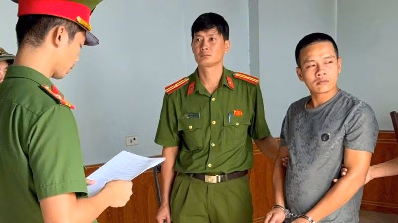 Cơ quan Cảnh sát điều tra, Công an tỉnh Bắc Ninh đọc lệnh tạm giam đối với bị can Lăng Văn Duyệt.