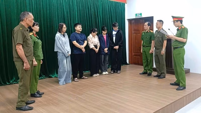 Cơ quan Cảnh sát điều tra Công an tỉnh Bắc Ninh làm việc với các đối tượng trong vụ án. (Ảnh: Thúy Quỳnh)