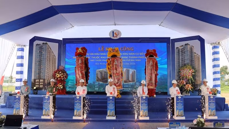 Các đại biểu bấm nút khởi công dự án. (Ảnh: KT) 
