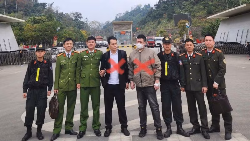 Công an tỉnh Bắc Ninh đưa 2 đối tượng truy nã quốc tế (đánh dấu X) đến cửa khẩu quốc tế Hữu Nghị, Lạng Sơn để bàn giao cho các cơ quan chức năng phía Trung Quốc.