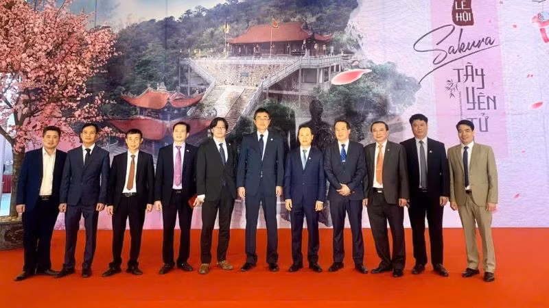Khách quốc tế và lãnh đạo tỉnh, lãnh đạo xã Tây Yên Tử chụp ảnh lưu niệm tại khu du lịch sinh thái tâm linh Tây Yên Tử.