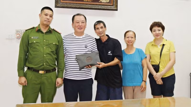Ông Kweon O Bong (thứ 2, trái sang) nhận lại chiếc ví.