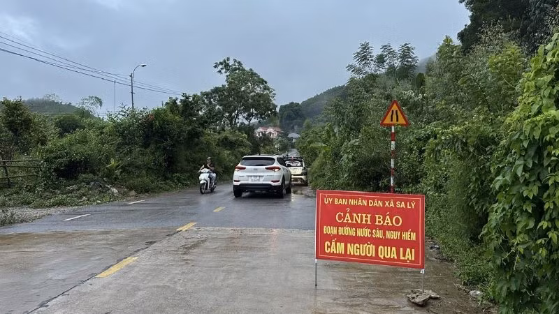 Cảnh báo ngầm tràn bị ngập sâu tại xã Sa Lý. (Ảnh: ĐG)