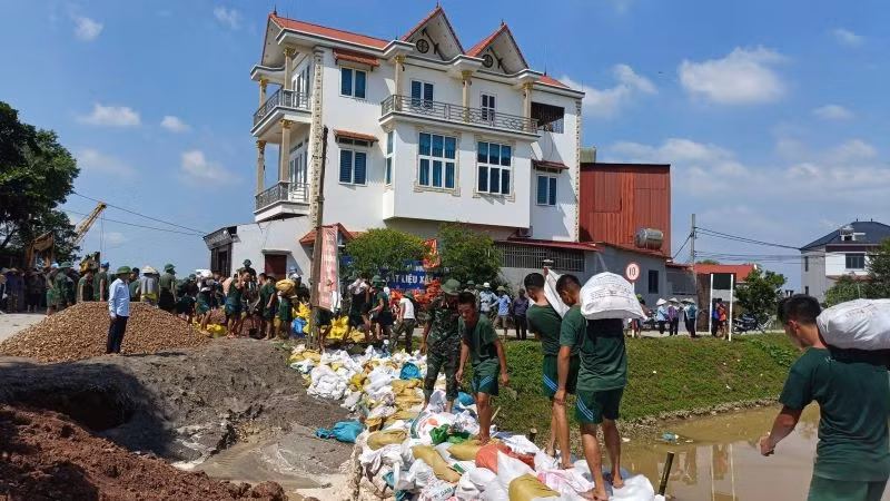 Gần 200 cán bộ, chiến sĩ Bộ chỉ huy quân sự tỉnh Bắc Ninh và Sư đoàn 3 khắc phục mạch đùn, mạch sủi tại trạm bơm Bầu, thôn Cẩm Bào, xã Xuân Cẩm.