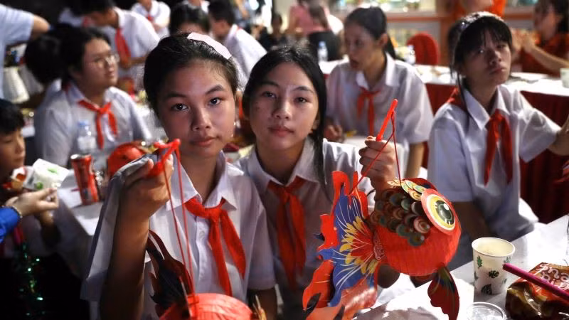 Các cháu thiếu niên vui đêm hội trăng rằm. (Ảnh: DL)