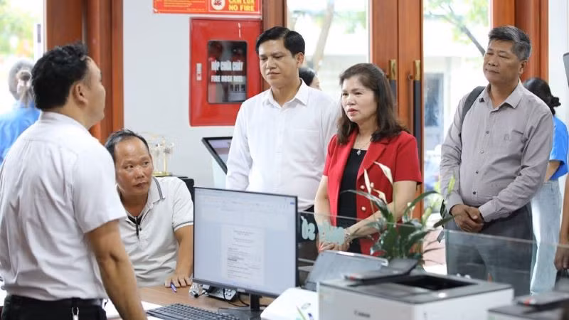 Đoàn giám sát của Hội đồng nhân dân thành phố Bắc Ninh làm việc tại phường Nếnh. (Ảnh: Quốc Phương)