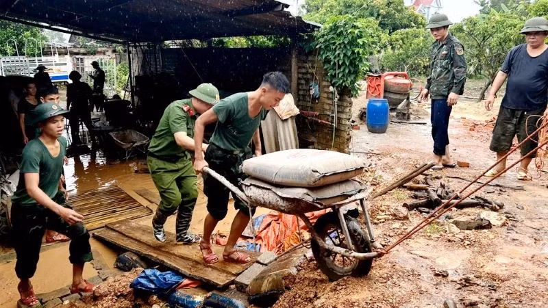 can-bo-chien-si-trung-doan-101-su-doan-325-quan-doan-12-cung-cong-an-xa-nam-duong-khan-truong-giup-nguoi-dan-tren-dia-ban-di-chuyen-tai-san-den-noi-an-toan.jpg