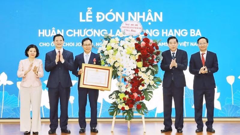 Ông Choi Joo Ho, nguyên Tổng Giám đốc Samsung Việt Nam nhận Huân chương Lao động hạng Ba.