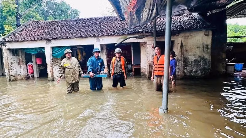 Lực lượng quân đội giúp người dân xã Ngọc Thiện di dời tài sản tránh lũ. (Ảnh: SG)