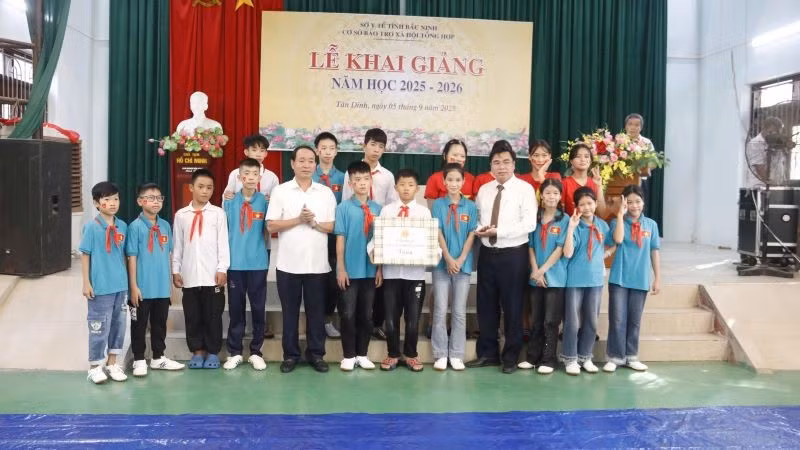 Lãnh đạo Sở Y tế tỉnh Bắc Ninh tặng quà cho trẻ khuyết tật nghe, nói nhân Lễ khai giảng năm học mới. 