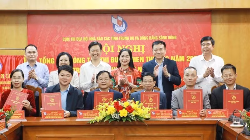 Các đơn vị trong cụm ký giao ước thi đua năm 2026.