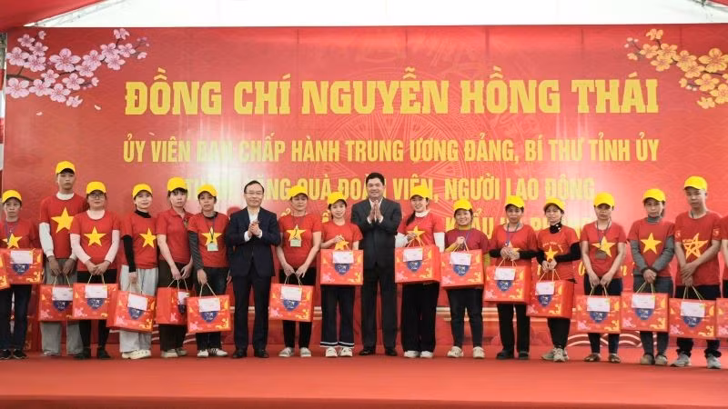 Đồng chí Nguyễn Hồng Thái, Bí thư Tỉnh ủy Bắc Ninh (áo đen bên phải) tặng quà cho đoàn viên, người lao động tại Công ty cổ phần May xuất khẩu Hà Phong.
