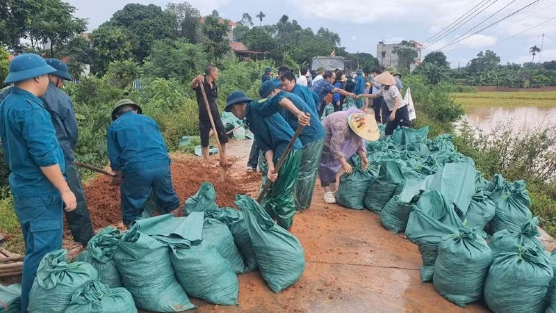 hon-100-can-bo-chien-si-dan-quan-xa-my-thai-va-nhan-dan-tham-gia-xu-ly-sat-truot-trien-de-bao-thon-cong-phen.jpg