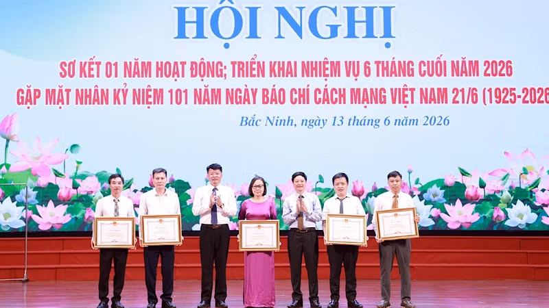 Lãnh đạo Báo và Phát thanh, Truyền hình Bắc Ninh trao Bằng khen của Chủ tịch tỉnh Bắc Ninh cho các cá nhân có thành tích xuất sắc trong công tác.