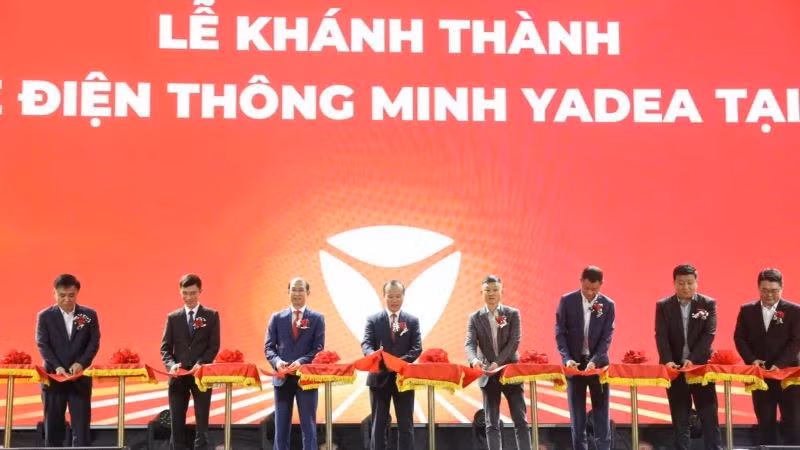 Các đại biểu cắt băng khánh thành nhà máy sản xuất xe máy điện Yadea Bắc Ninh.