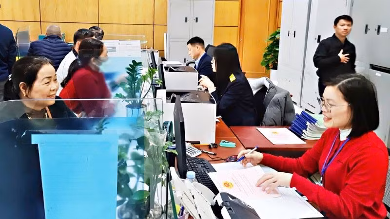 Cán bộ Chi nhánh Văn phòng đăng ký đất đai Bắc Ninh thực hiện đăng ký biến động về đất đai cho công dân. (Ảnh: Tuấn Dương)