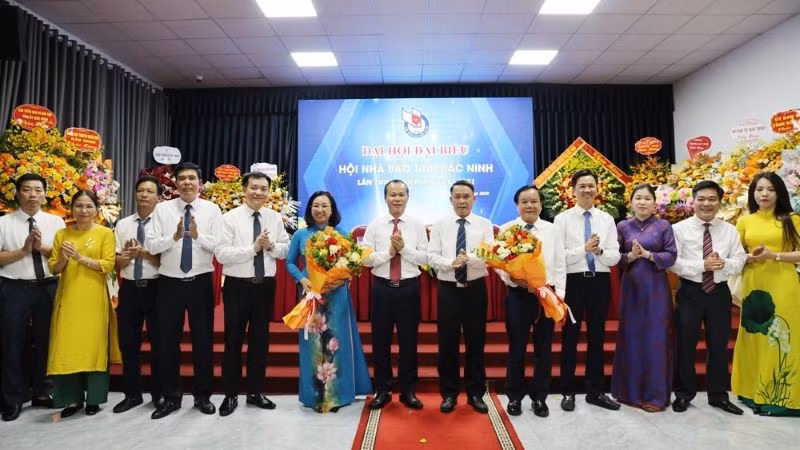 Đại diện lãnh đạo Trung ương Hội Nhà báo và lãnh đạo tỉnh Bắc Ninh chúc mừng Ban Chấp hành Hội nhà báo tỉnh Bắc Ninh nhiệm kỳ 2026-2031.