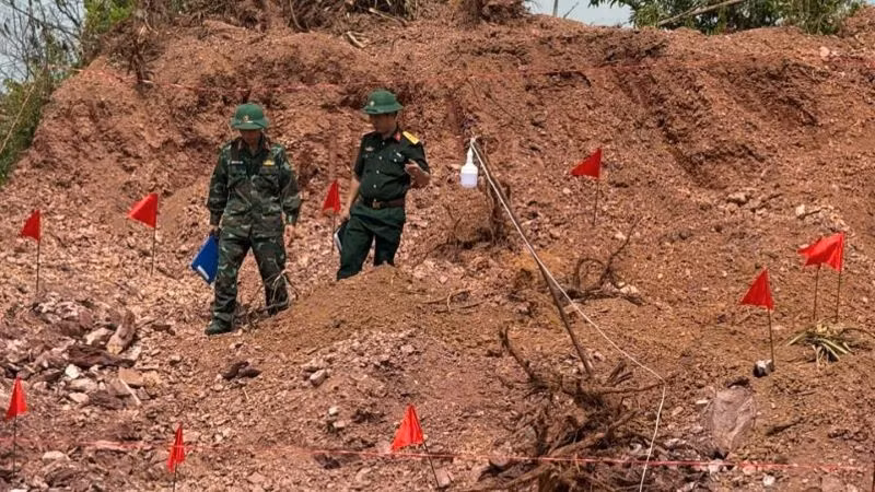 Lực lượng công binh tại hiện trường phát hiện bom.