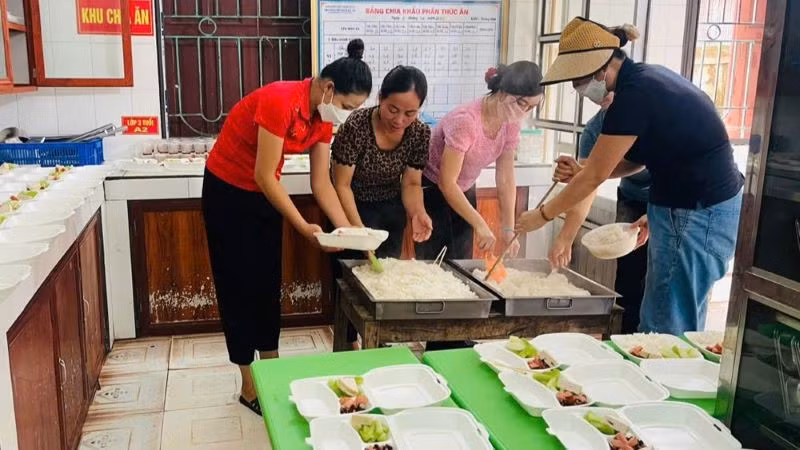hoi-vien-phu-nu-xa-hoang-van-nau-nhung-suat-an-cho-luc-luong-lam-nhiem-vu-ho-tro-va-nguoi-dan-chiu-anh-huong-cua-mua-lu.jpg