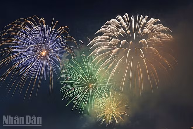 Thành phố Hồ Chí Minh bắn pháo hoa chào năm mới tại 4 điểm. (Ảnh: THẾ ANH)