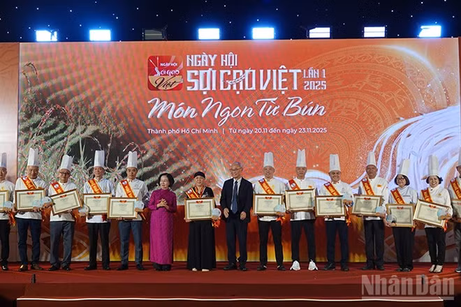 Trao tặng danh hiệu Nghệ nhân cho các đầu bếp trên cả nước. (Ảnh: LINH BẢO)