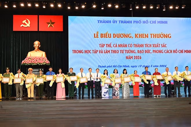 Lãnh đạo Thành phố Hồ Chí Minh tặng Bằng khen, tặng hoa cho các tập thể có thành tích xuất sắc trong học tập và làm theo tư tưởng, đạo đức, phong cách Hồ Chí Minh năm 2026. (ảnh: Quốc Thanh).