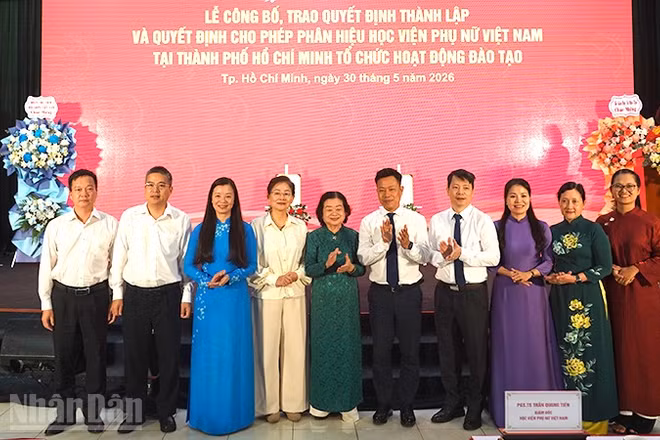 Ban Giám đốc học viện, phân hiệu chụp ảnh lưu niệm với các đại biểu. (Ảnh: Linh Bảo).