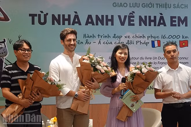 Đại diện Nhà xuất bản Kim Đồng tặng hoa cho tác giả Thibault và khách mời. (Ảnh: LINH BẢO)