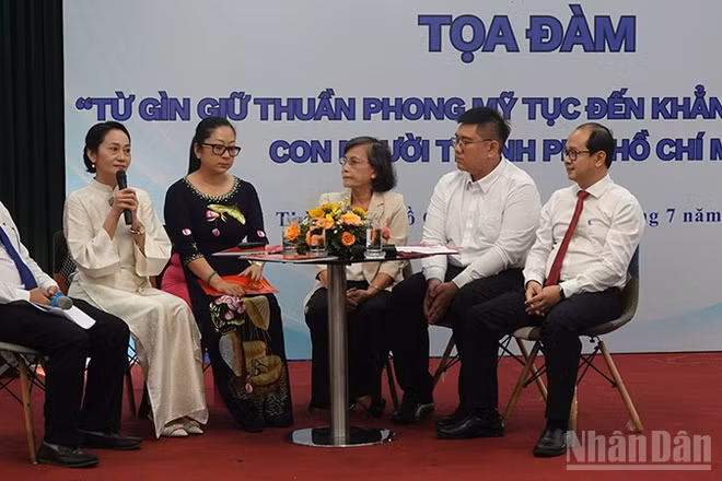 Các đại biểu thảo luận tại phiên thứ nhất của buổi tọa đàm. (Ảnh: LINH BẢO)