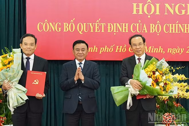 Đồng chí Trần Cẩm Tú, Ủy viên Bộ Chính trị, Thường trực Ban Bí thư tặng hoa chúc mừng đồng chí Nguyễn Văn Nên và đồng chí Trần Lưu Quang. 