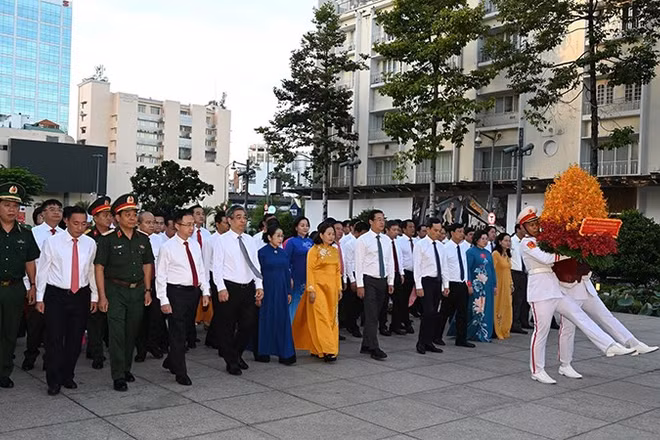 Đoàn đại biểu Thành phố Hồ Chí Minh dâng hoa, tưởng nhớ Chủ tịch Hồ Chí Minh. (Ảnh: QUỐC THANH)