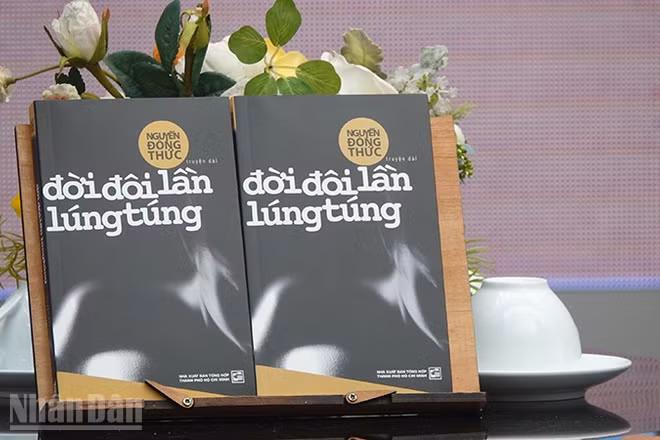 Bìa cuốn sách "Đời đôi lần lúng túng" của nhà văn Nguyễn Đông Thức. (Ảnh: Linh Bảo)