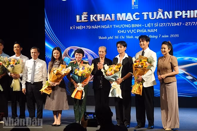 Đại biểu tặng hoa cho đoàn phim Mưa đỏ tại Lễ khai mạc. (Ảnh: Linh Bảo).