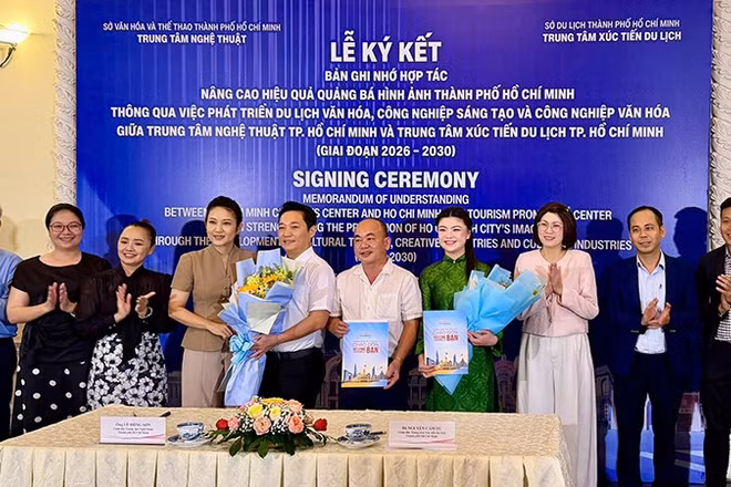Hai bên chụp ảnh lưu niệm sau buổi ký kết. (Ảnh: Sở Du lịch)