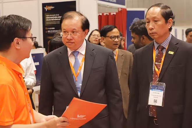 Ông Tạ Quang Đông, Thứ trưởng Văn hóa, Thể thao và Du lịch tham quan triển lãm. (Ảnh: NHẬT NAM)