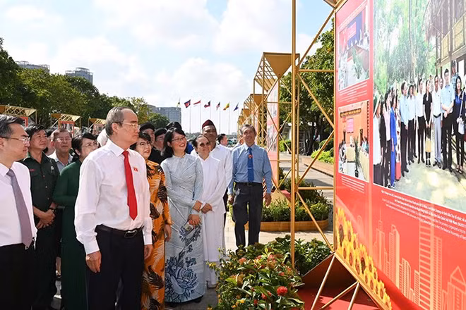 Các đại biểu tham quan triển lãm tại đường đi bộ Nguyễn Huệ. (Ảnh: QUỐC THANH)