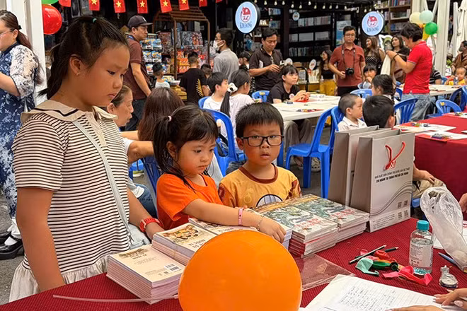 Các em thiếu nhi tham gia Hội sách chào hè do Chi nhánh Nhà xuất bản Chính trị quốc gia Sự thật tại Thành phố Hồ Chí Minh tổ chức. (Ảnh: Ban tổ chức)