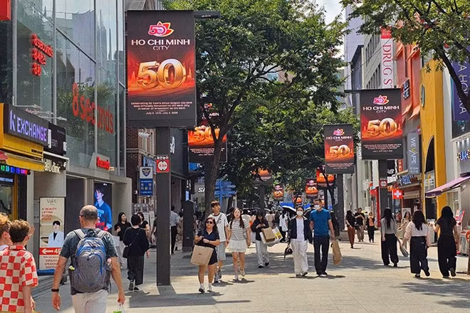 Hình ảnh Thành phố Hồ Chí Minh kỷ niệm 50 năm chính thức mang tên Bác Hồ xuất hiện ở trung tâm thủ đô Seoul (Hàn Quốc).