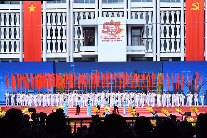 Một tiết mục trong chương trình nghệ thuật "Thành phố Hồ Chí Minh - Sáng mãi tên Người". (Ảnh: Quốc Thanh)