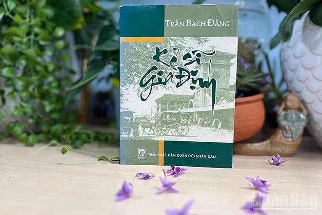 Tác phẩm "Kẻ sĩ Gia Định" của đồng chí Trần Bạch Đằng. (Ảnh: LINH BẢO)