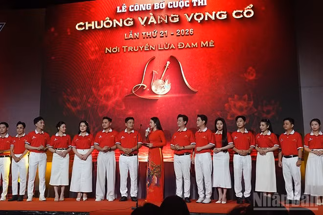 Các thí sinh vào vòng tuyển chọn ra mắt tại lễ công bố cuộc thi. (Ảnh: LINH BẢO)