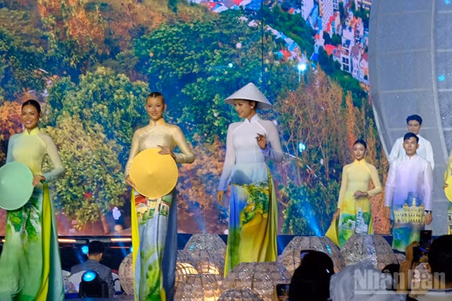 Các người mẫu trình diễn tại chương trình khai mạc Lễ hội Áo dài Thành phố Hồ Chí Minh lần thứ 12. (Ảnh: Thế Anh)