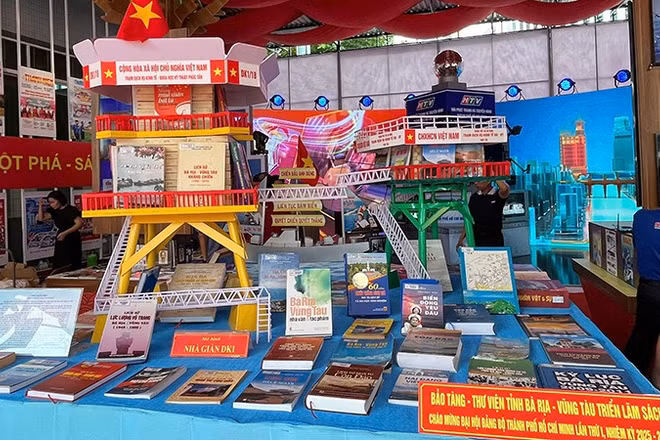 Mô hình nhà giàn DK1 tại khu vực Triển lãm thành tựu báo chí-xuất bản Thành phố Hồ Chí Minh. (Ảnh: Anh Đức).