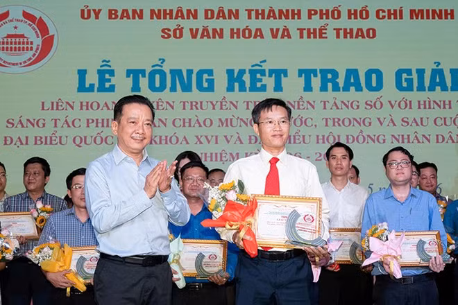 Ông Võ Trọng Nam, Phó Giám đốc Sở Văn hóa và Thể thao Thành phố Hồ Chí Minh trao Giải Nhất cho đại diện Ủy ban nhân dân phường Tân Bình. (Ảnh: Ban tổ chức)