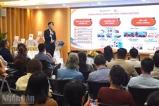Quang cảnh Lễ ra mắt "Tủ sách Tri thức Thiện nguyện" của Quỹ Khởi sự từ tâm. (Ảnh: Linh Bảo)