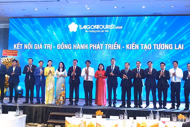 Các đại biểu chụp ảnh lưu niệm sau chương trình. (Ảnh: LINH BẢO).