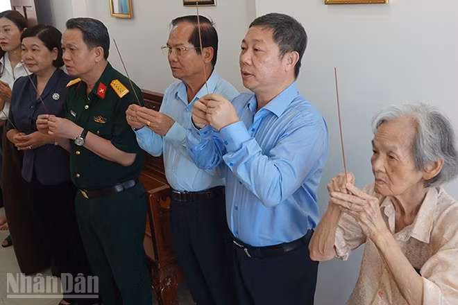 Đoàn lãnh đạo Thành phố Hồ Chí Minh thắp hương tưởng niệm đồng chí Nguyễn Thị Minh Khai. (Ảnh: LINH BẢO)